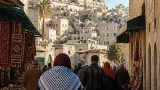 Un élu LFI de Grenoble photographié avec des manifestants cagoulés portant un drapeau palestinien