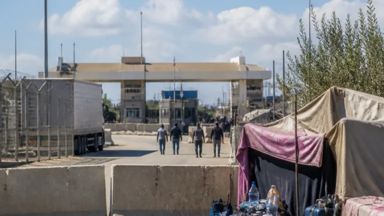 Des Gazans coincés après avoir fui : des retours contraints et une sortie bloquée à Rafah